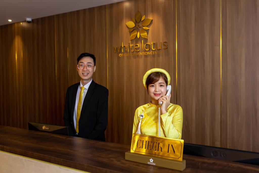 Členové personálu v ubytování White Lotus Hue Hotel