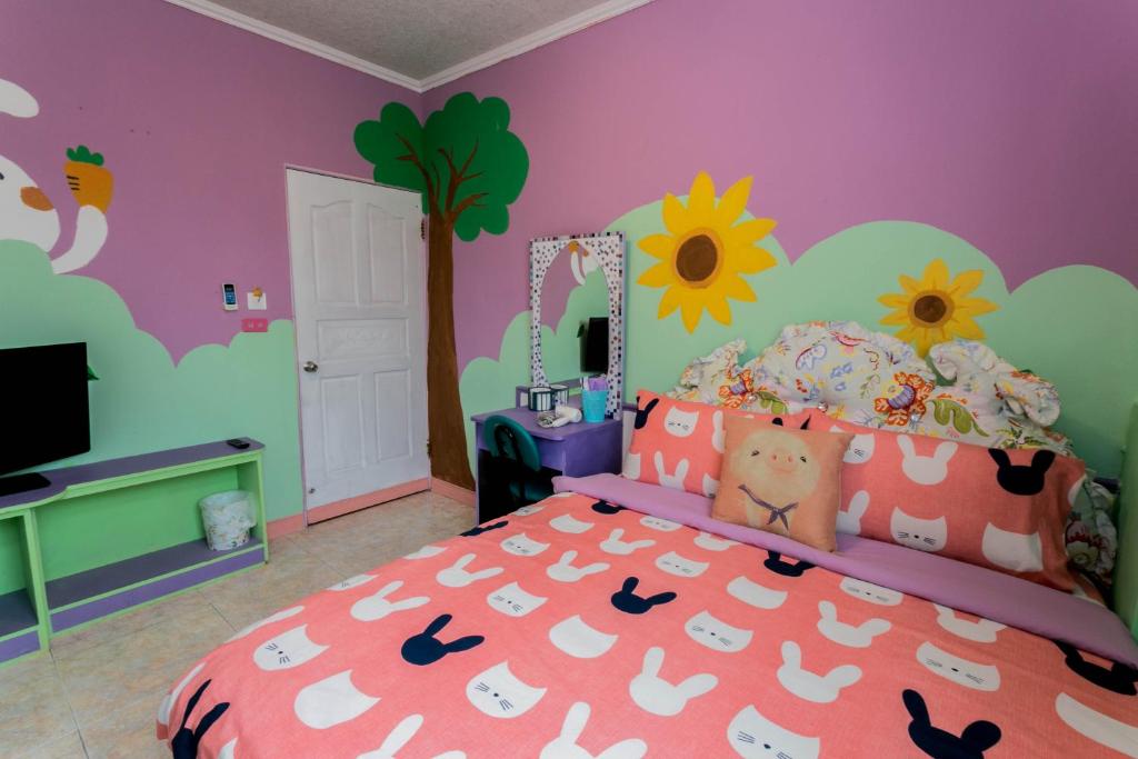 a childs bedroom with a bed with a sun and clouds at Evening Sun B&amp;B in Green Island