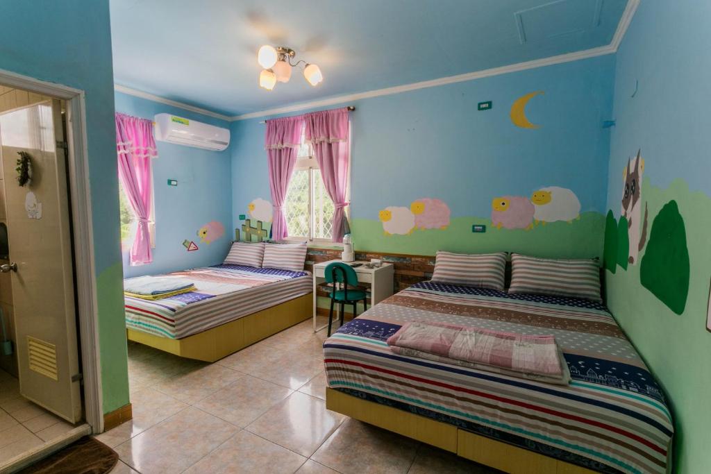 a bedroom with two beds and a table and chairs at Evening Sun B&amp;B in Green Island