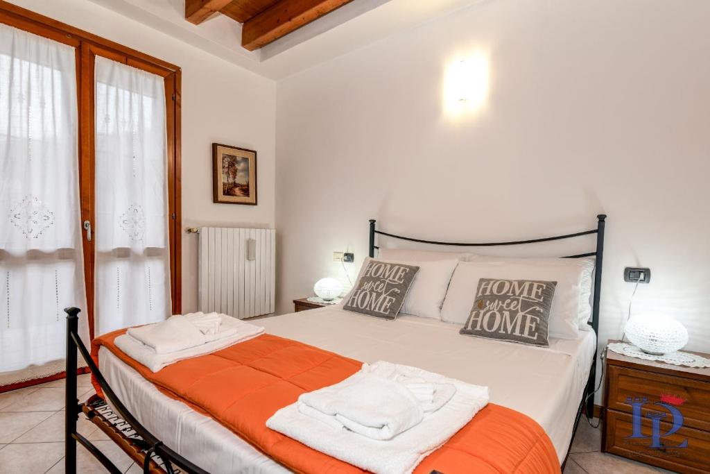 Säng eller sängar i ett rum på DesenzanoLoft Eridania Apartment with private garden and pool