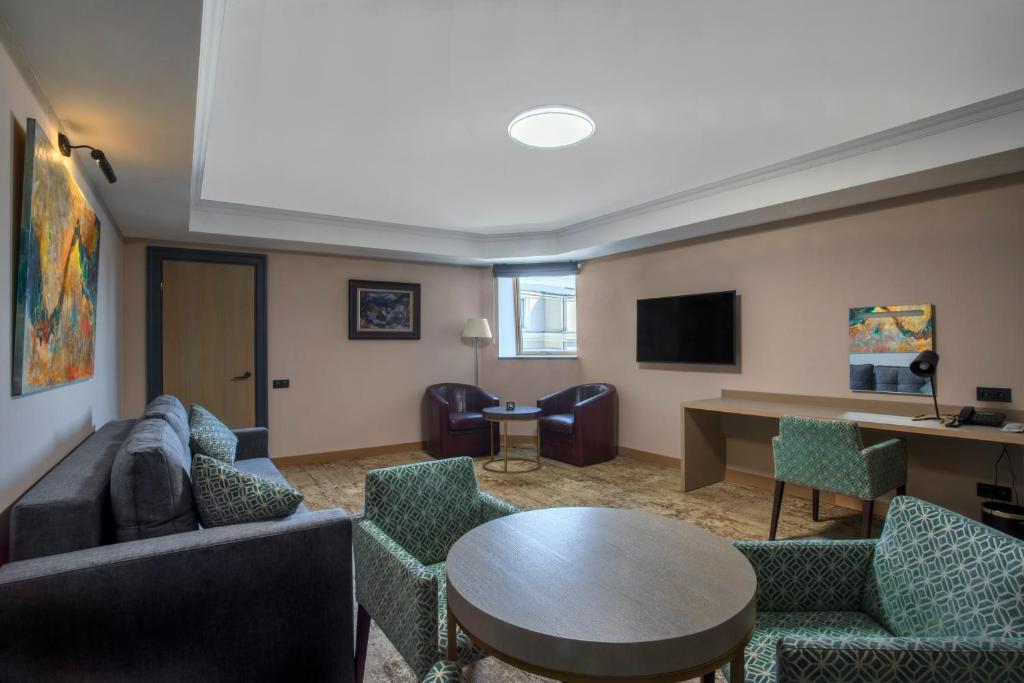 TV a/nebo společenská místnost v ubytování Ayvazovsky Hotel