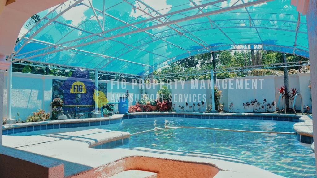Maitim的住宿－Private Resort in Laguna: Casita de Ruby，蓝色天花板建筑中的一个大型游泳池