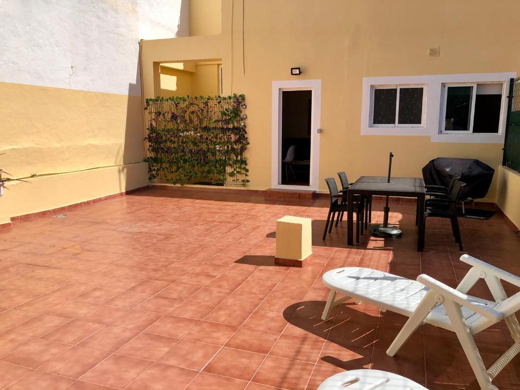 Habitación con patio con mesa y sillas. en Apartamento La Real 2 en La Aldea de San Nicolas