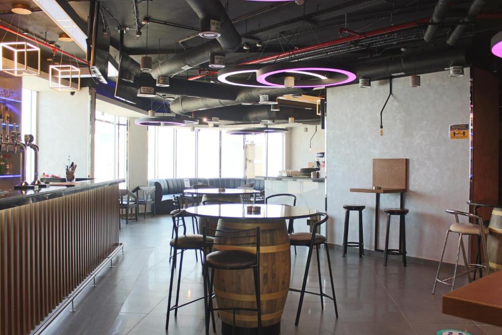 Un restaurante u otro lugar para comer en Al Diar Dana Hotel
