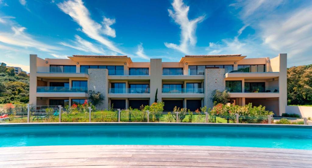Πισίνα στο ή κοντά στο Solaneos propose magnifique T4 neuf sur le port avec Piscine CHAUFFEE