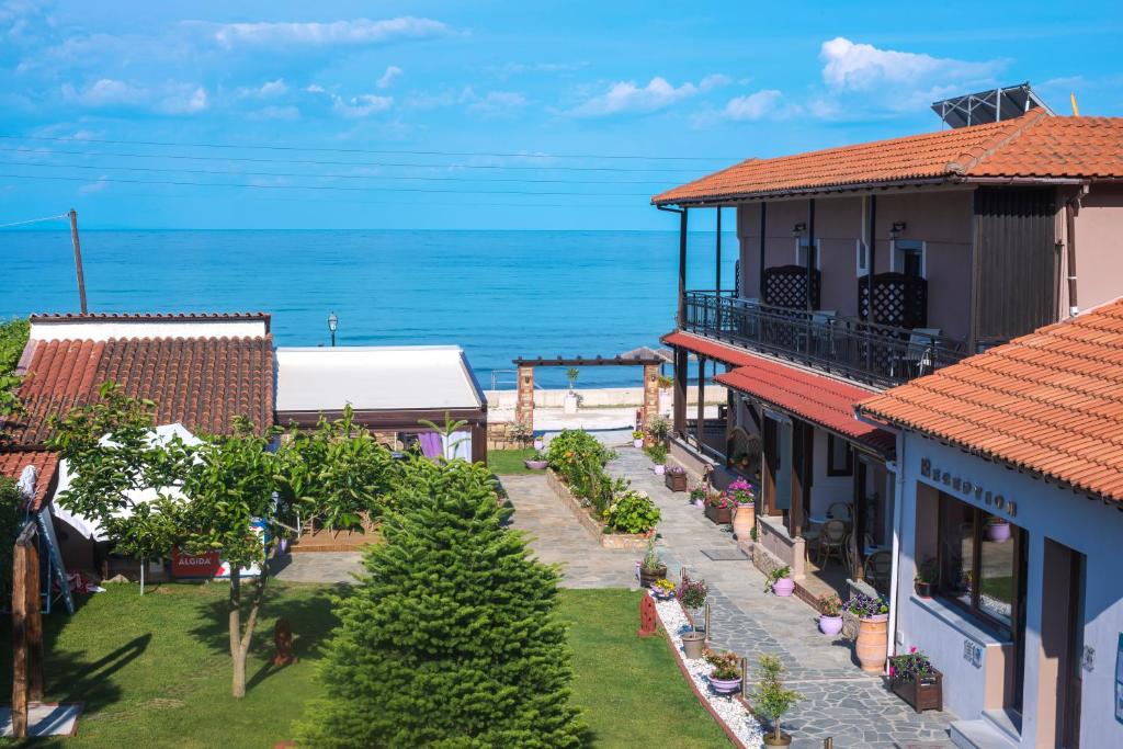 uma vista para o oceano a partir de uma casa em Kamelia & Semeli Hotel em Skala Potamias