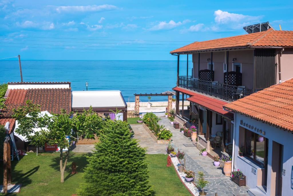 een uitzicht op de oceaan vanuit een huis bij Kamelia & Semeli Hotel in Skala Potamias
