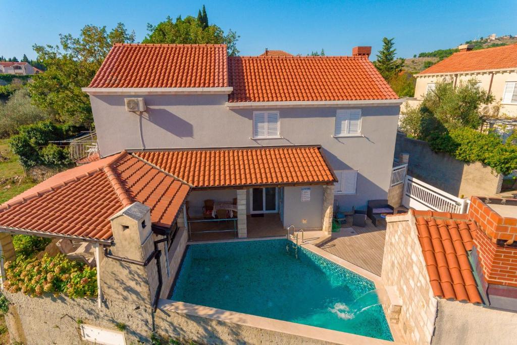 una vista aérea de una casa con piscina en Holiday Home Trojkovic, en Dubrovnik