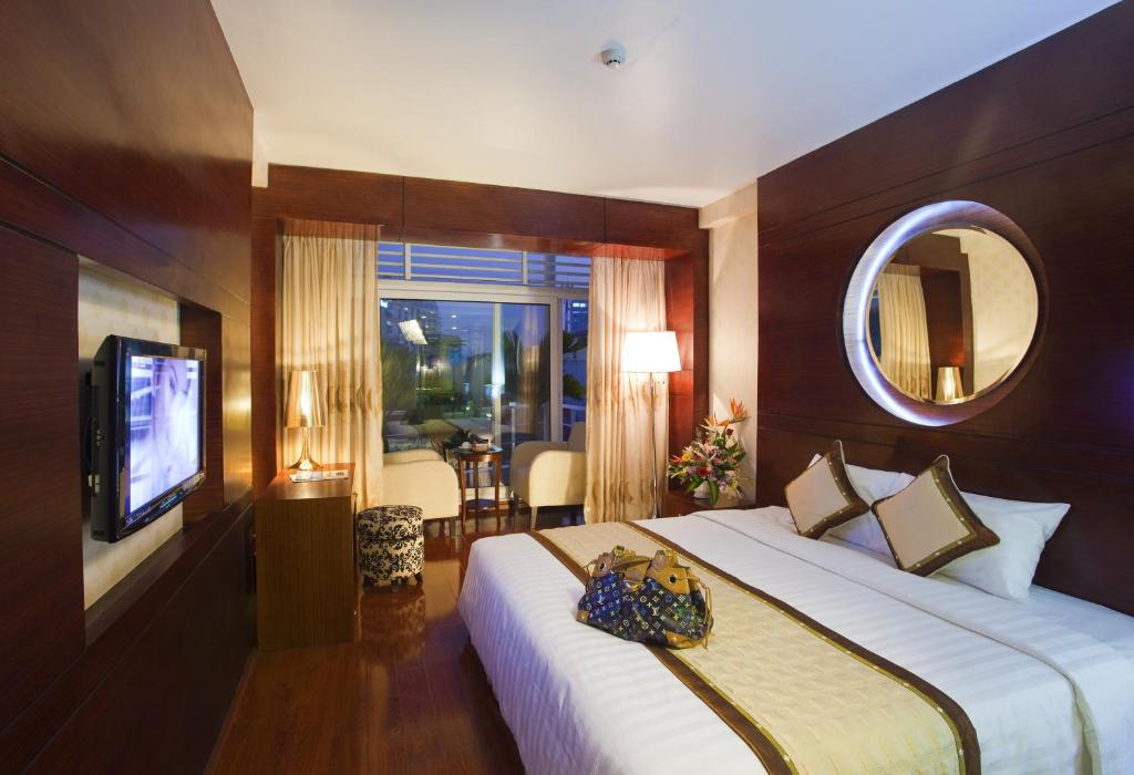 Postel nebo postele na pokoji v ubytování Millennium Hanoi Hotel
