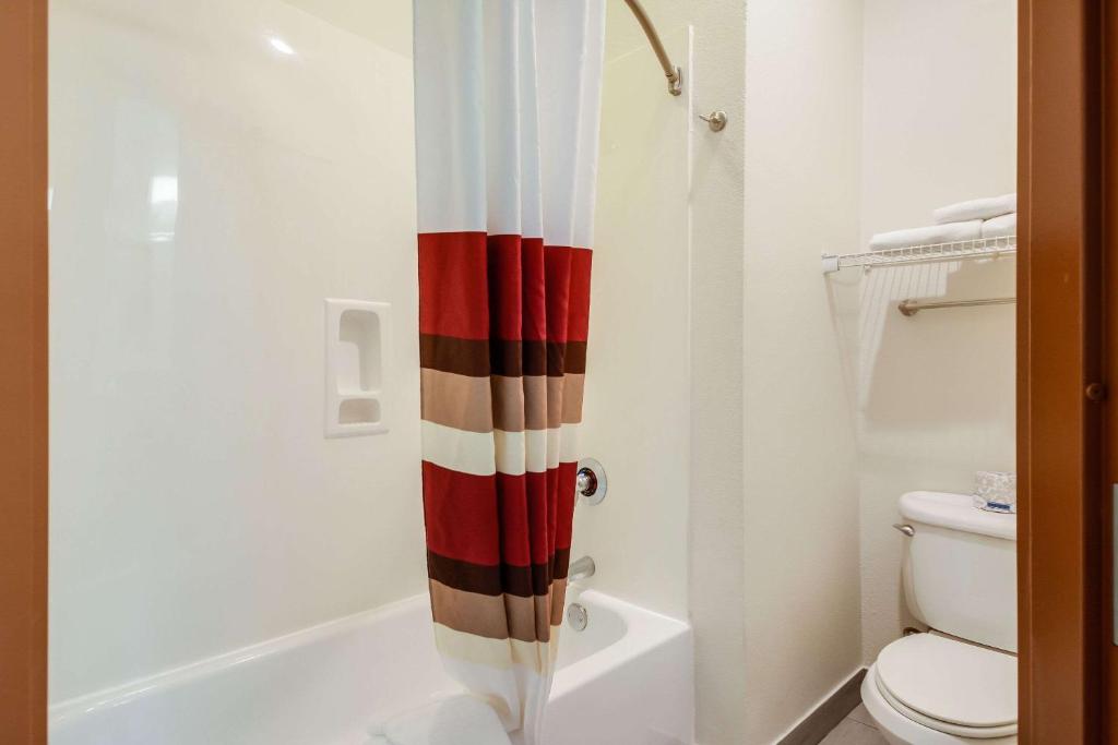 Koupelna v ubytování Econo Lodge Laredo