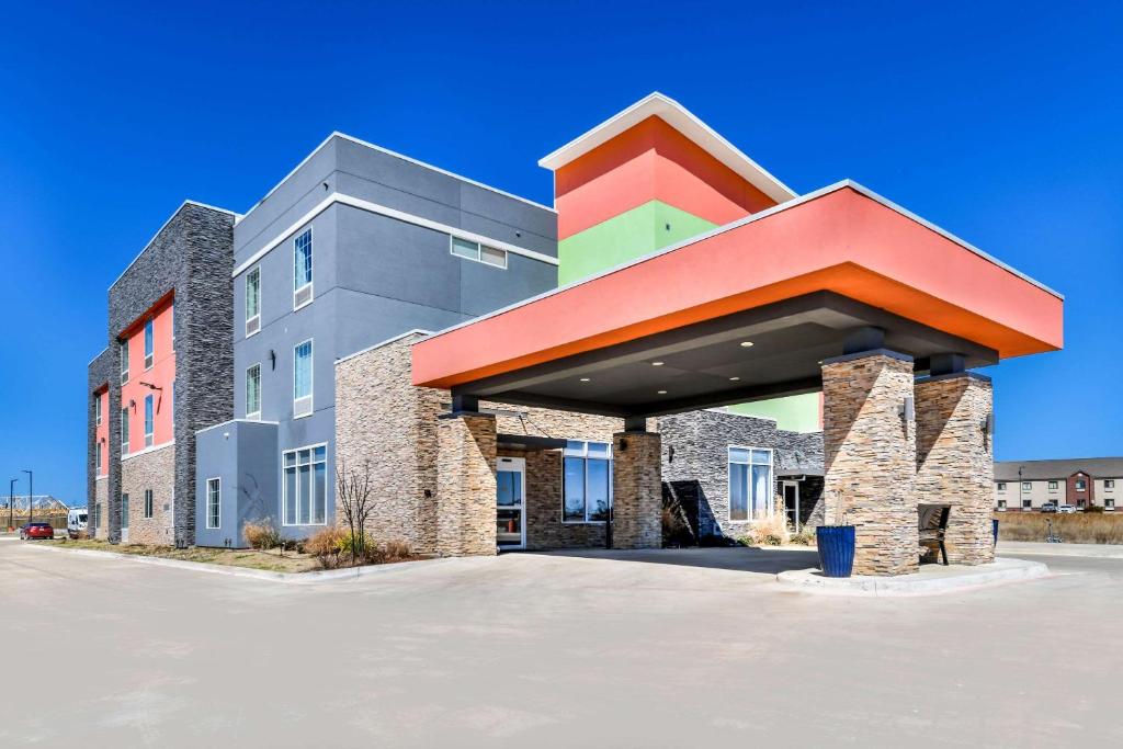 a large building with a colorful roof at Hy-Lo Hotel, Ascend Hotel Collection in Calera
