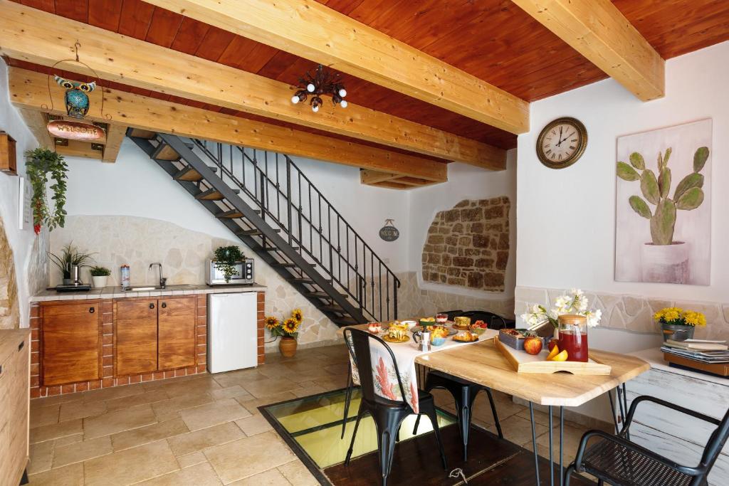 uma cozinha com uma mesa de jantar e uma escadaria em B&B La Corte San Francesco em Bari