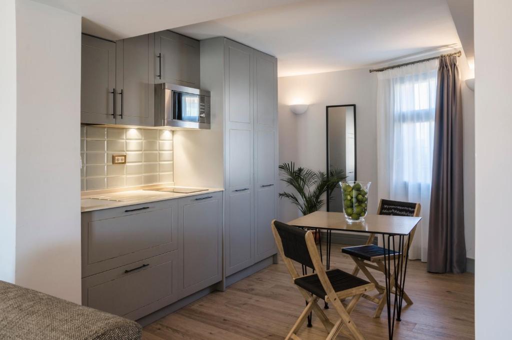 Una cocina o zona de cocina en Blue Windows House