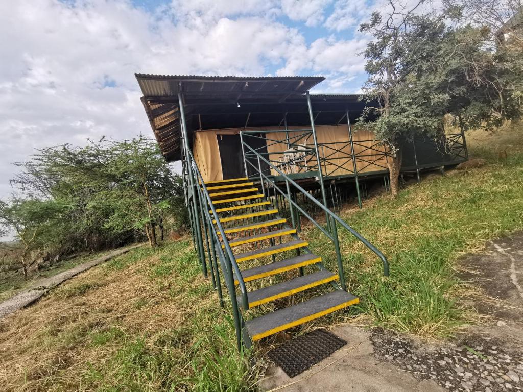 un conjunto de escaleras que conducen a un edificio en Ikoma Wild Camp, en Robanda