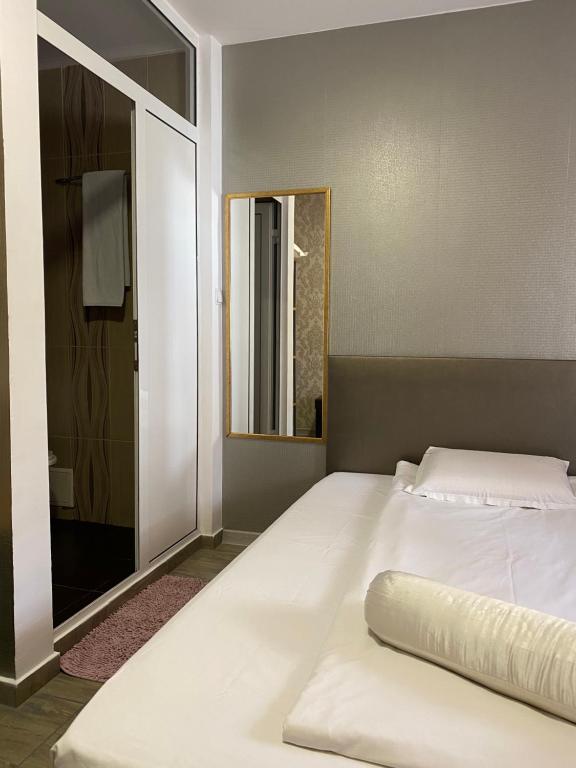 Postel nebo postele na pokoji v ubytování Family Hotel Amor