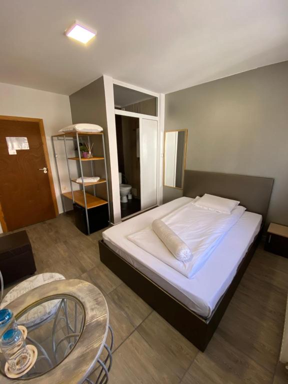 Postel nebo postele na pokoji v ubytování Family Hotel Amor