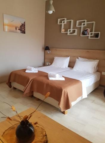 een slaapkamer met een groot bed en een tafel bij Studio Manousos in Plakias