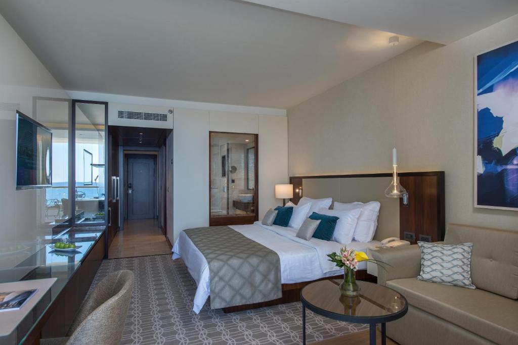 Ein Sitzbereich in der Unterkunft Royal Beach Eilat by Isrotel Exclusive