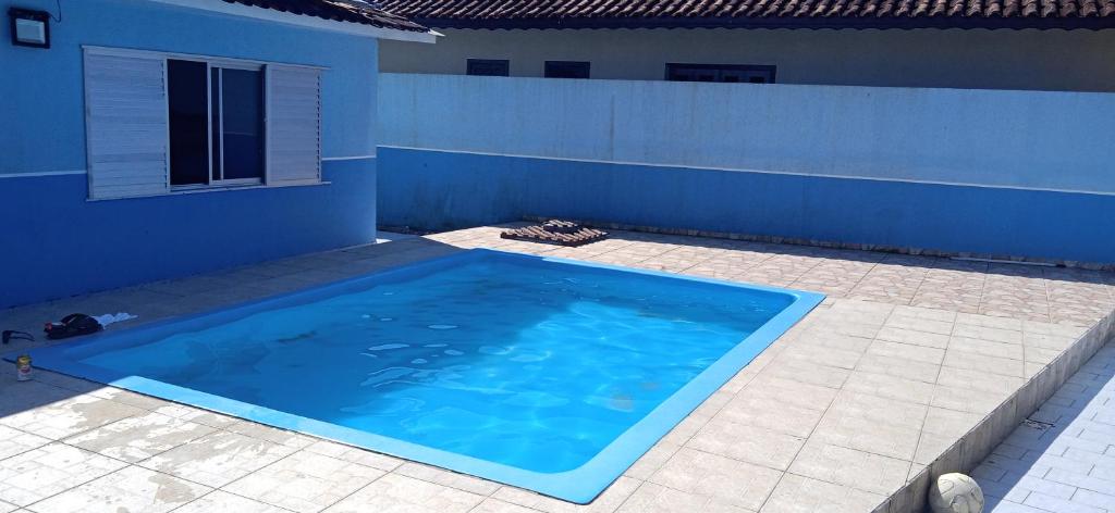  Casa com piscina a 100 metros da praia