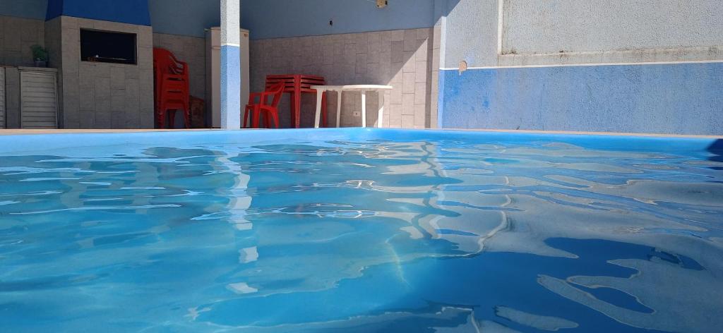  Casa com piscina a 100 metros da praia
