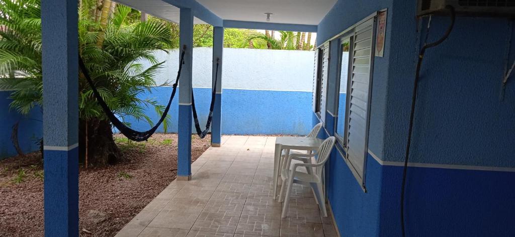  Casa com piscina a 100 metros da praia