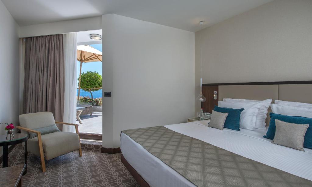 Ein Bett oder Betten in einem Zimmer der Unterkunft Royal Beach Eilat by Isrotel Exclusive