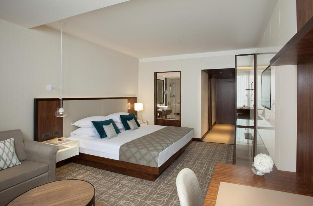 Postel nebo postele na pokoji v ubytování Royal Beach Eilat by Isrotel Exclusive