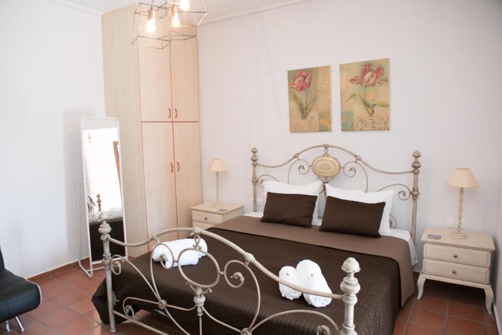 1 dormitorio con 1 cama, 2 mesas y espejo en Skourari Bungalows Galini room, en Skoutari
