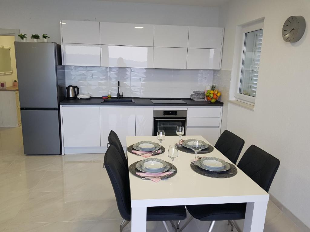 Kuchyň nebo kuchyňský kout v ubytování La Vista apartments
