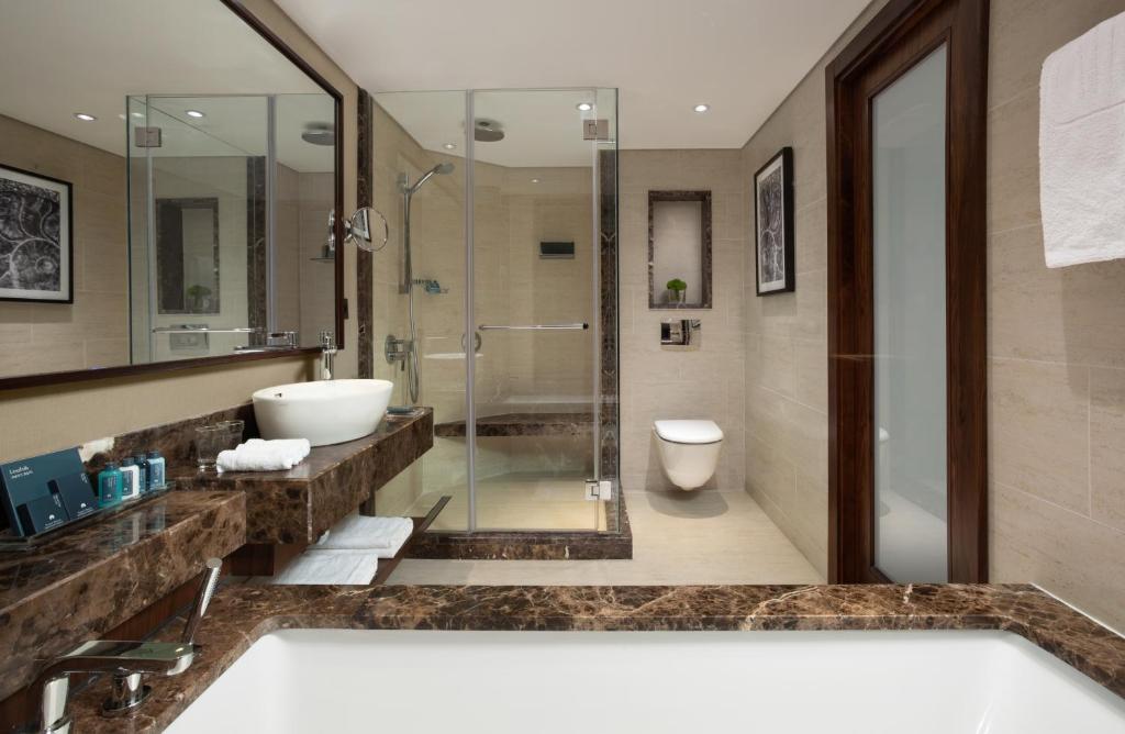 Ein Badezimmer in der Unterkunft Royal Beach Eilat by Isrotel Exclusive