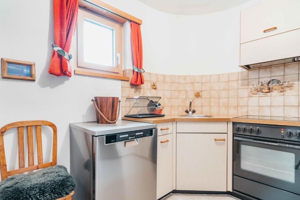 Kuchyň nebo kuchyňský kout v ubytování Charming 4 bed flat in Flims