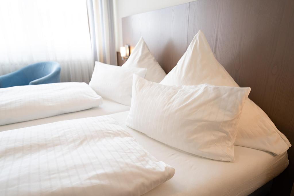 Postel nebo postele na pokoji v ubytování ates Hotel Kehl