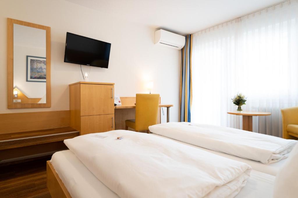 Postel nebo postele na pokoji v ubytování ates Hotel Kehl