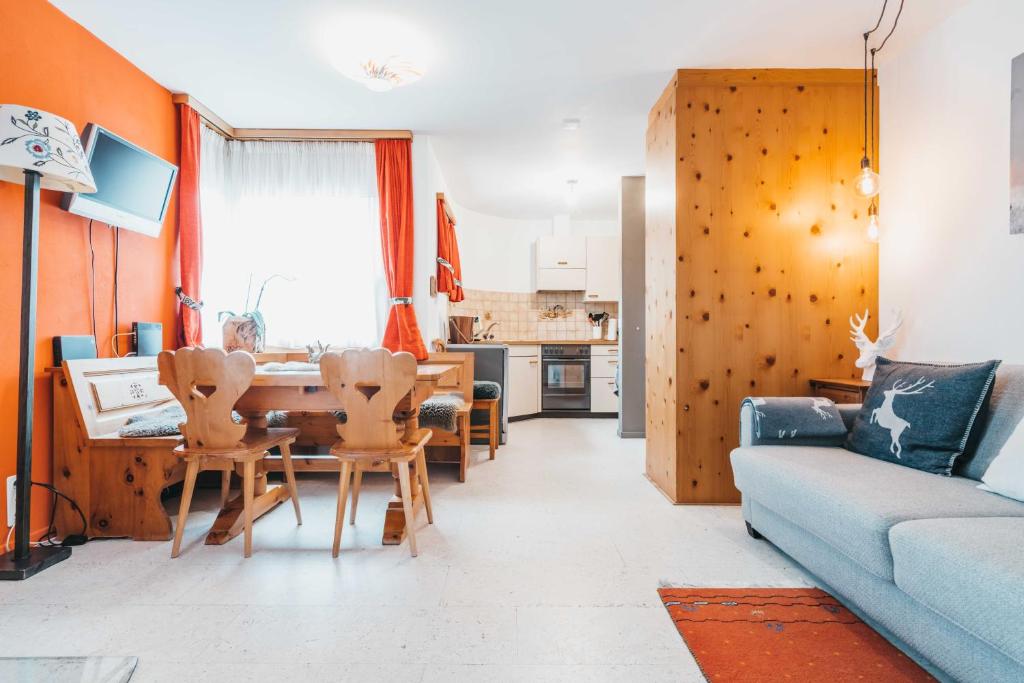 Posezení v ubytování Charming 4 bed flat in Flims