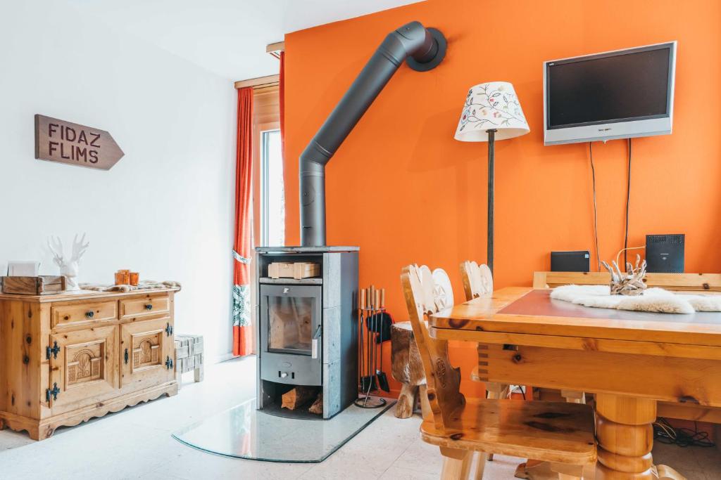 TV a/nebo společenská místnost v ubytování Charming 4 bed flat in Flims