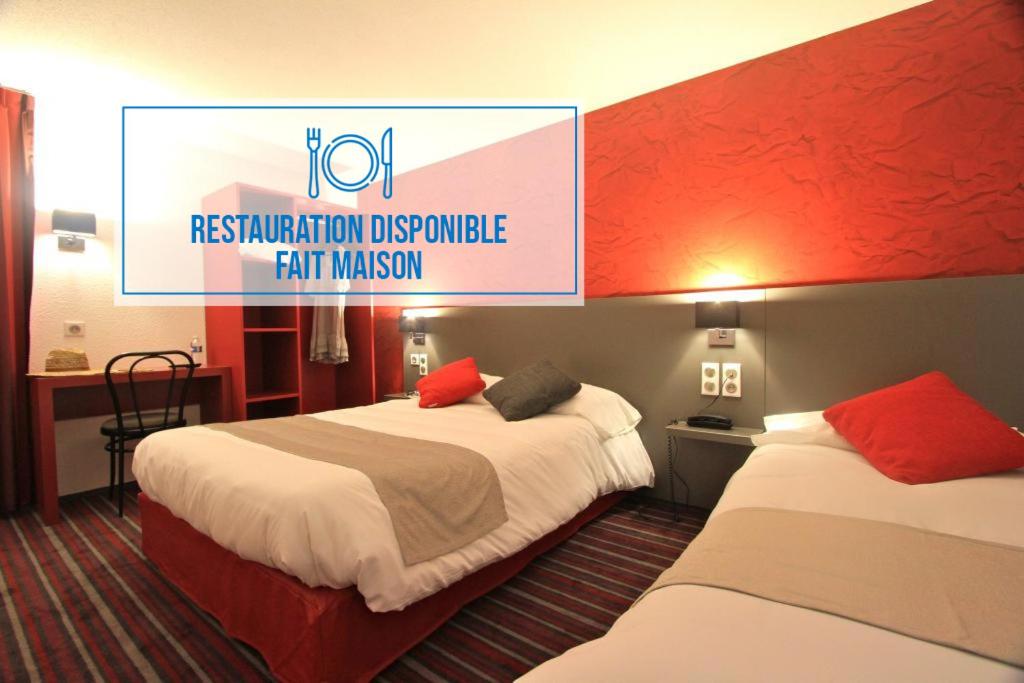 une chambre d'hôtel avec 2 lits et un panneau indiquant l'enregistrement chaud dans la foire aux diplômés dans l'établissement Brit Hotel Le Kerotel, à Lorient