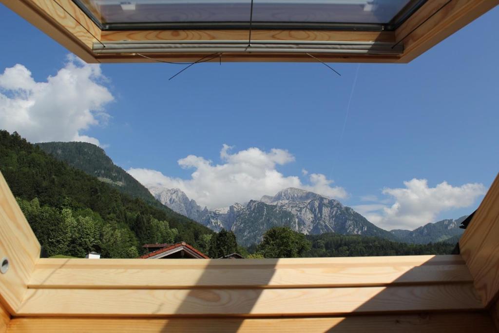 貝希特斯加登的住宿－Ferienwohnung Bergblick，从窗户可欣赏到山脉美景