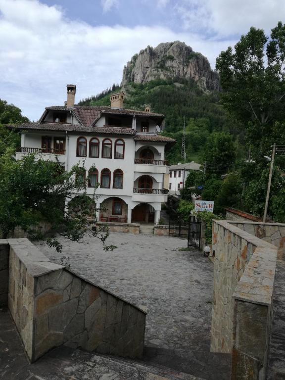 Nespecifikovaný výhled na hory nebo výhled na hory při pohledu z hotelu