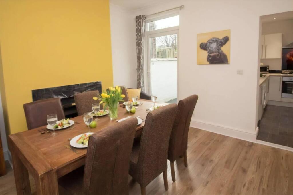Beautiful Large Modern Home - Parking - Sleeps 7