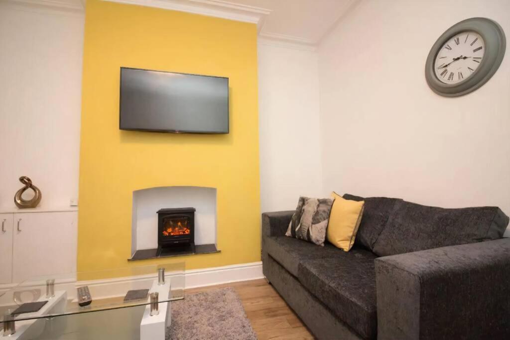 Beautiful Large Modern Home - Parking - Sleeps 7