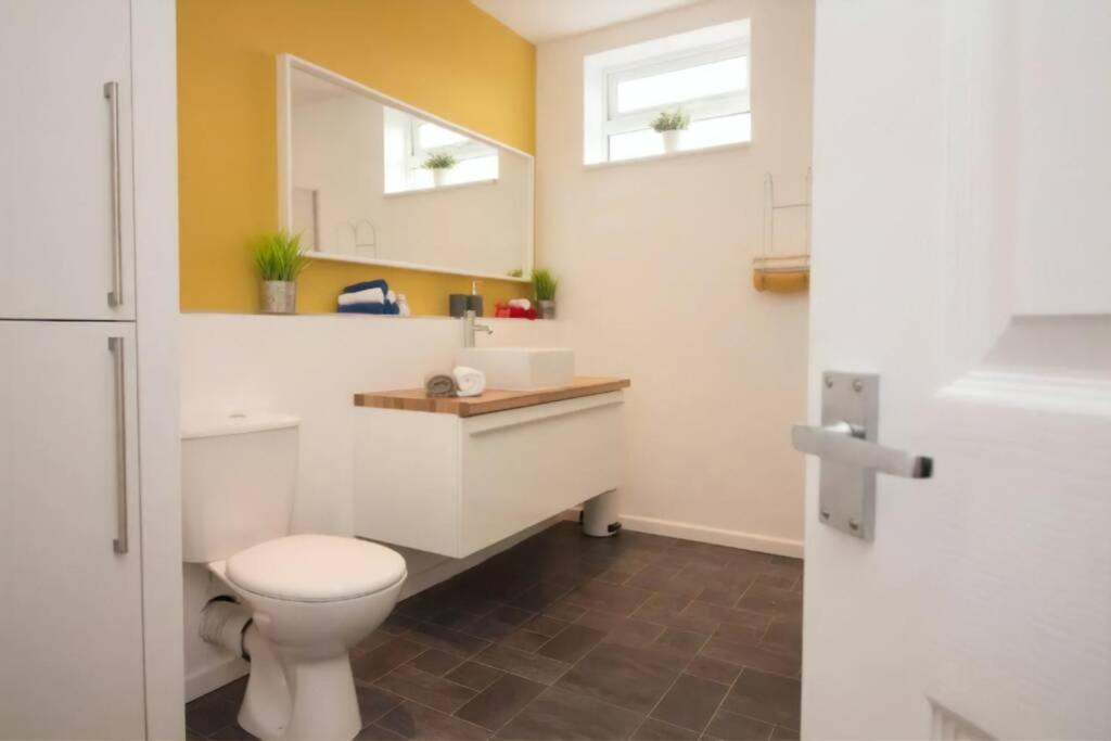 Beautiful Large Modern Home - Parking - Sleeps 7