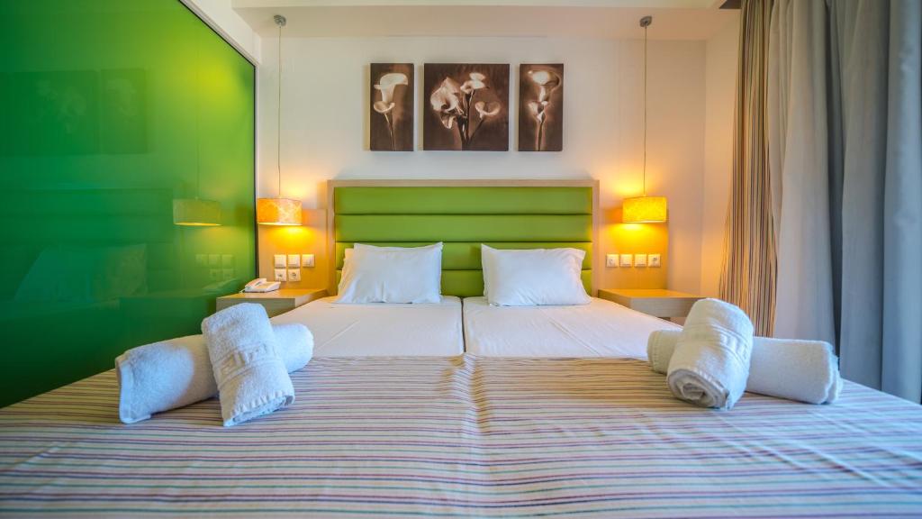 Postel nebo postele na pokoji v ubytování Forest Park Hotel