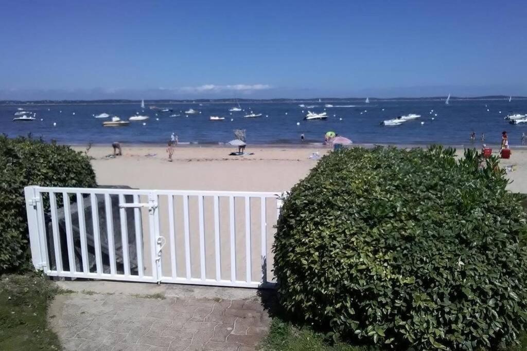 アルカションにあるArcachon Pereire bord de plageの浜辺の白い柵