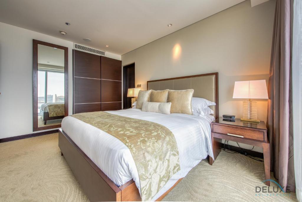 Postel nebo postele na pokoji v ubytování Exuberant 1BR at The Address Residences Dubai Marina by Deluxe Holiday Homes