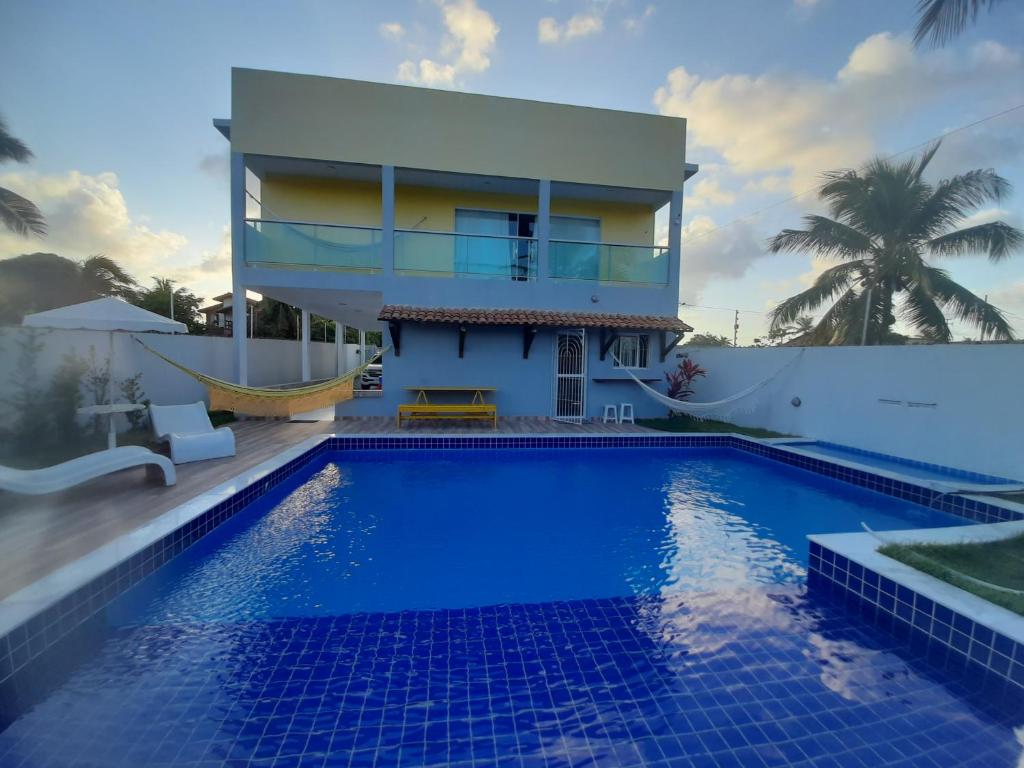 Villa con piscina frente a una casa en Casa em Jacumã com piscina e vista MAR en Conde