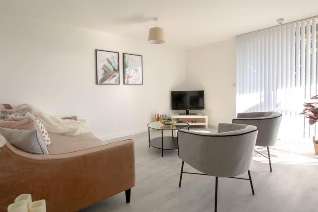 Modern Fresh 2bd Apt Close to Centre and Uni-slps5