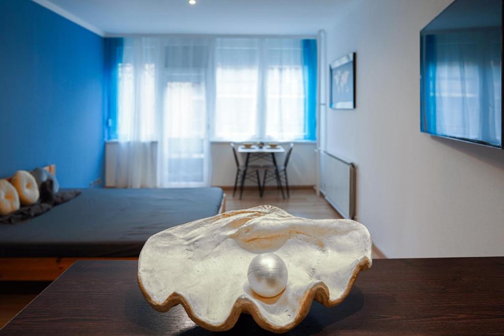 una sala de estar con una gran cáscara sobre una mesa en The Pearl of Esztergom, en Esztergom