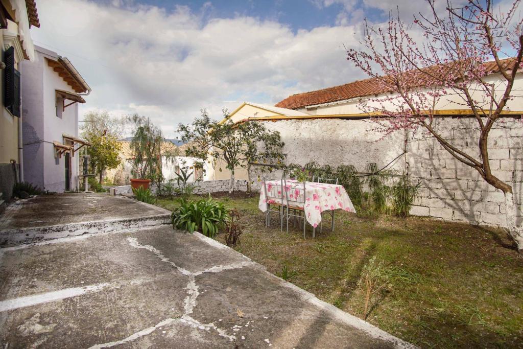 a table in a yard next to a building at Yvoni Village house in Kanakádes