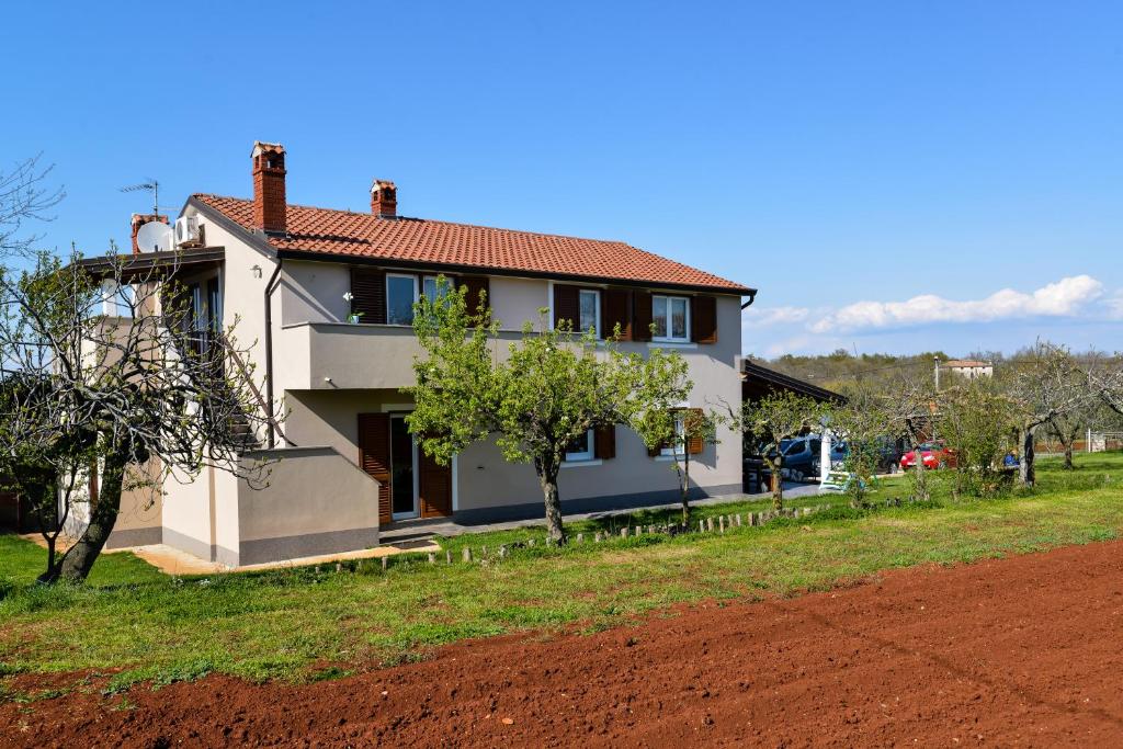 une maison au bord d'un chemin de terre dans l'établissement App Keti, à Umag