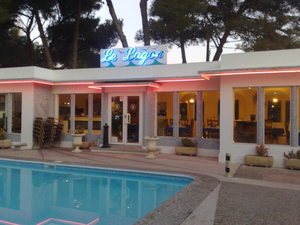 Piscine de l'établissement Cit'Hotel Le Mirage ou située à proximité